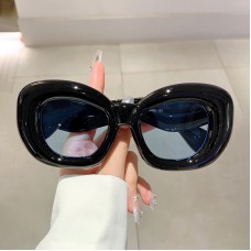 Sunglasses with quirky personality, trendy and spicy girl street photography, slimming out sunglasses