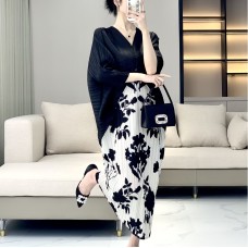 Spring and summer new French end printed fashionable Miyake pleated dress with elegant temperament and loose flesh covering long skirt