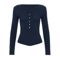 Solid color basic slim fit long sleeved top