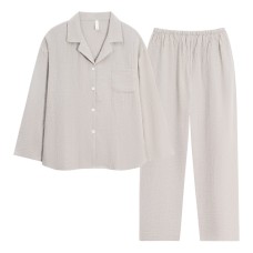 Couples can wear long sleeved home clothes outside Couples can wear long sleeved home clothes outside
