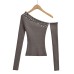 Slimming and slimming, sloping shoulder, exposed top