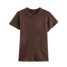 Simple and versatile embroidered short sleeved knitted top