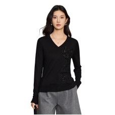 V-neck long sleeved top