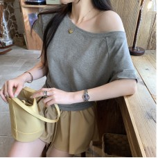 V-neck green short-sleeved T-shirt